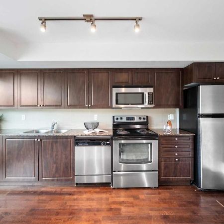 Cn Tower View With Free Parking, Pool, & More Amenities Торонто Екстер'єр фото