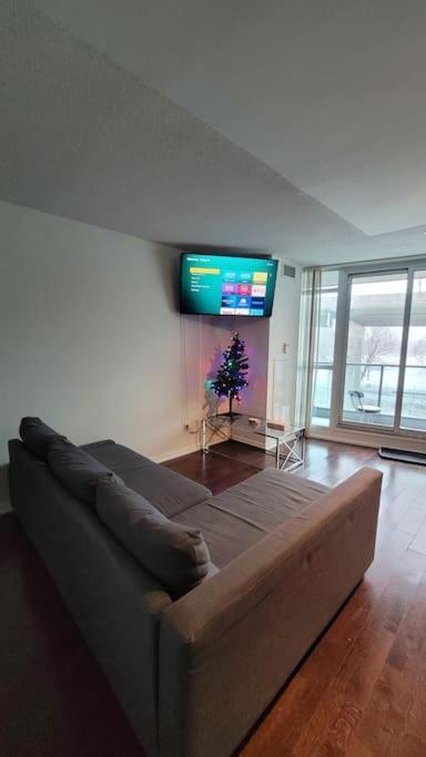 Cn Tower View With Free Parking, Pool, & More Amenities Торонто Екстер'єр фото