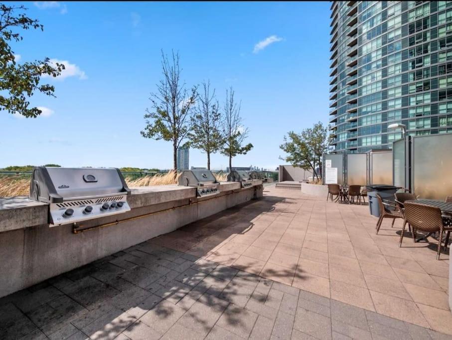 Cn Tower View With Free Parking, Pool, & More Amenities Торонто Екстер'єр фото