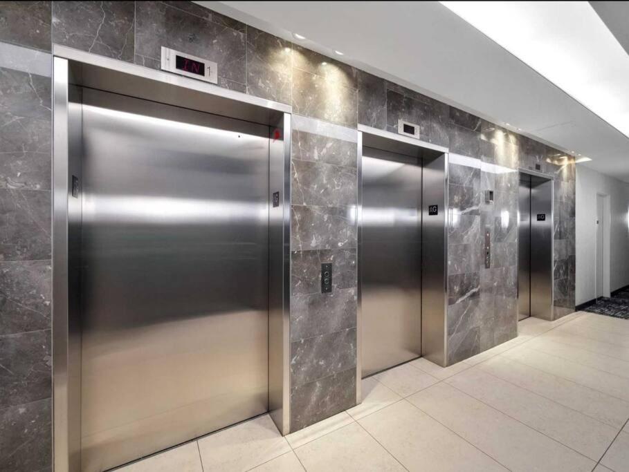Cn Tower View With Free Parking, Pool, & More Amenities Торонто Екстер'єр фото