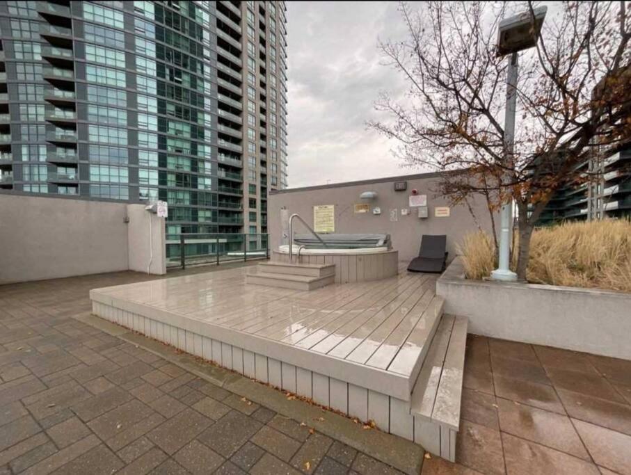 Cn Tower View With Free Parking, Pool, & More Amenities Торонто Екстер'єр фото