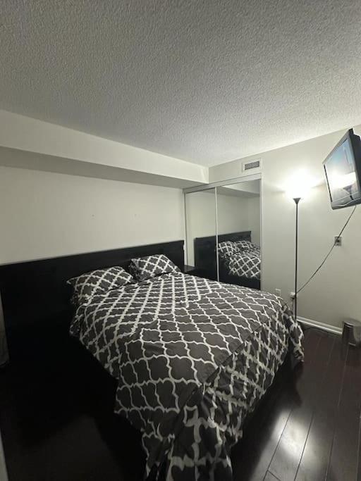 Cn Tower View With Free Parking, Pool, & More Amenities Торонто Екстер'єр фото