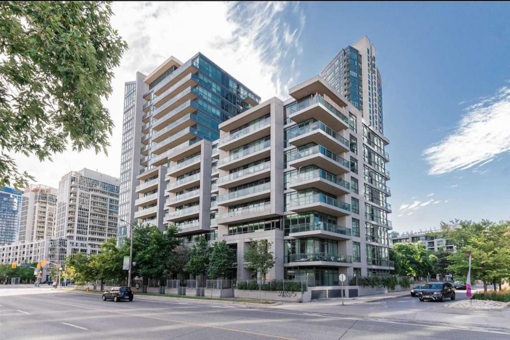 Cn Tower View With Free Parking, Pool, & More Amenities Торонто Екстер'єр фото