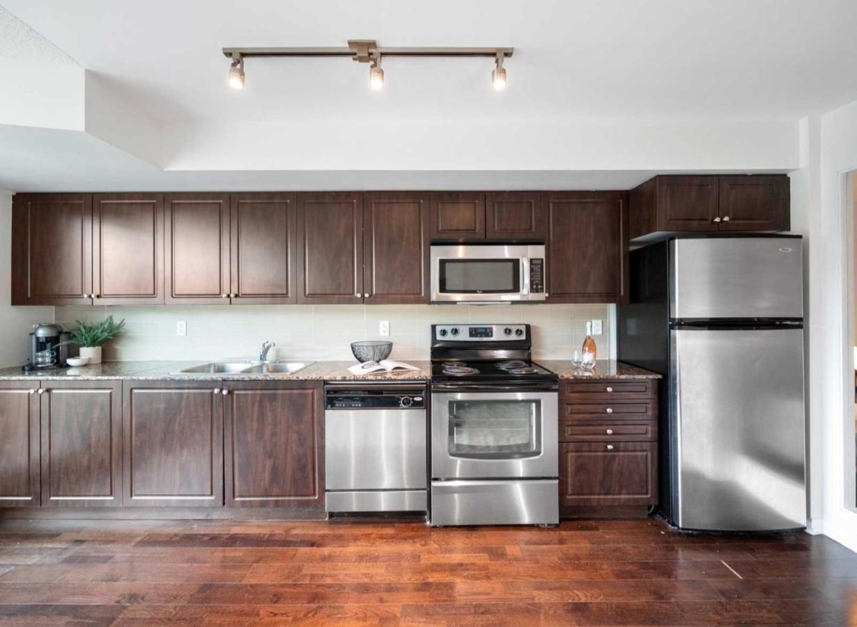 Cn Tower View With Free Parking, Pool, & More Amenities Торонто Екстер'єр фото