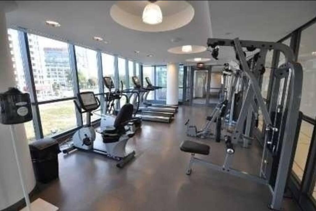 Cn Tower View With Free Parking, Pool, & More Amenities Торонто Екстер'єр фото