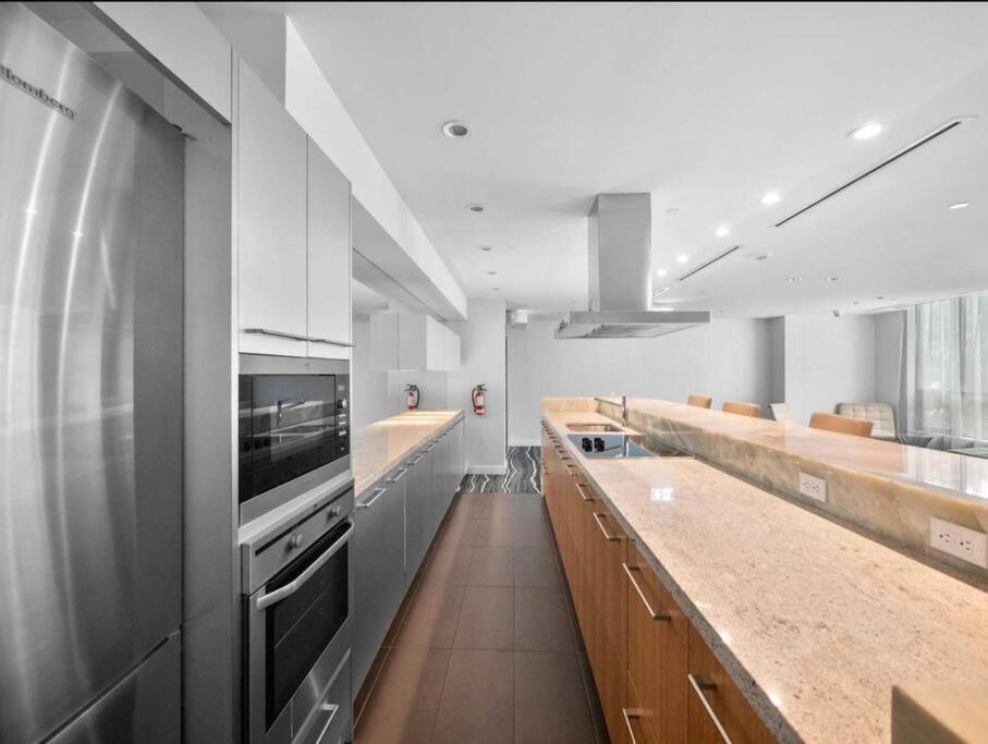 Cn Tower View With Free Parking, Pool, & More Amenities Торонто Екстер'єр фото