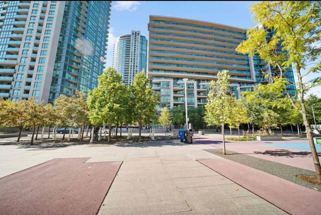 Cn Tower View With Free Parking, Pool, & More Amenities Торонто Екстер'єр фото