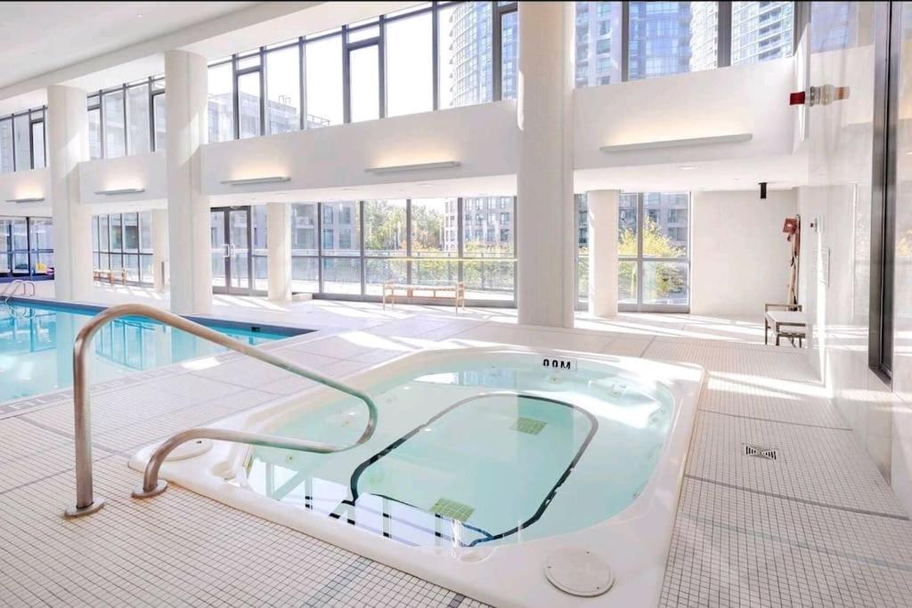 Cn Tower View With Free Parking, Pool, & More Amenities Торонто Екстер'єр фото