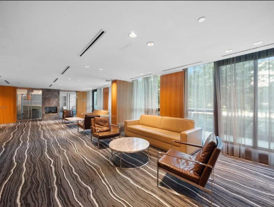 Cn Tower View With Free Parking, Pool, & More Amenities Торонто Екстер'єр фото